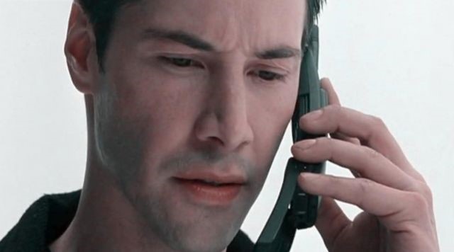 Keanu Reeves en The Matrix con el modelo Nokia 8110.